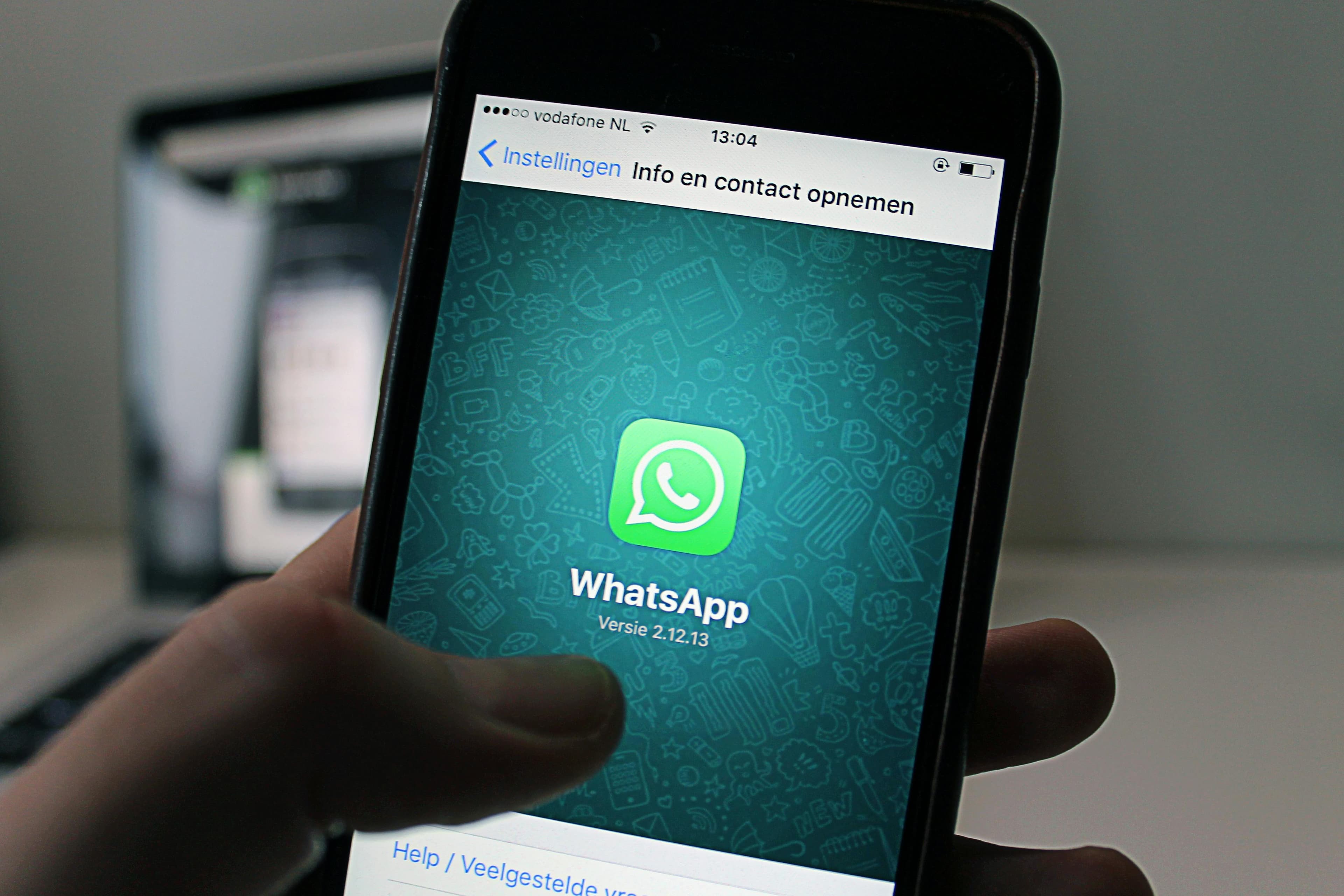 WhatsApp Business API vs. WhatsApp Normal: La Guía Definitiva que tu Negocio Necesita Leer